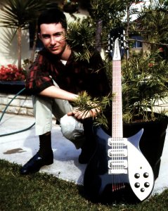  John Hall, ��� ���������� ���������� �������� Rickenbacker F.C.Hall � 12-�� �������� Rickenbacker - 325/12 ����� ��������� ���� ������ � ������, ���� 1064.