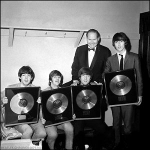 The Beatles. �����-�����������. � ����������� United Artists Records ������� �. �������. ����� ������ ������ ������� ���� �� ���������� ������� ������� �A Hard Day's Night�. ��� ��� ���� �� �������� ����������������� ��������� The Beatles. ������� ��� ����������� ������������ ������ ������ � ������������ ��������� � ���-�����. ���� ������� 3682 ������ �� 100 ��������. ����������� � ������ ����������, ���-����, ���, 20 �������� 1964 ����