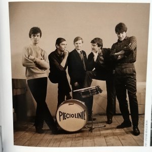 Pieciolinie (����� ��������� ��� Pieciolinnie ) � �������� ���-��� ������, ���������� � 1963 ���� � �������� . ��� ������������ �� ������ 1965 ���� , ����� ��������� ������ �������� Czerwone Gitary .