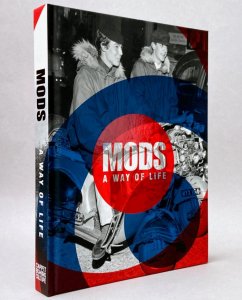 Mods: A Way of Life - ���������������� ����� ������� ������� (Patrick Potter), ���������� � 2018 ���� ������������� Carpet Bombing Culture. ������� ������ � ����� Two Finger Salute, ����������� ���������� ���������� ���������� ������������. ����� ������������ ����� ���������� � ��������� ������������ ����������� ����� � �� � ���������� � �������������� � 1960-� ����� �� ������� �� ����������� ������� ��������.