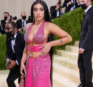 � ��������� Met Gala-2021 ��������� �� ��� ����. ������ ��������� ������� ���� � ����, ������������ ������� ����� � ��������� ��������. ���� �������� ������ ����-����, �� � �� ������ ���� ����� ������ �����! � ������� ������� ���������� ���-����. � �� � �����? � � ��� ������!� � �� ������ � ������� � ���������� ���������� ������. 25-������ �������� �������� ����� ������������ � ����� ������. ���� ������� ������������ ������� ������� �� ���� ���������, �� ������� �������������� �������� ������ ������� ��� ��� �����, ���� �� ���� ���-�� ��������. ����� ���� �� ���� � 18, �� ������� �� ������ �� ������� �� �������� ����������� �������. ������ ������ � ������, ���������� �������. �� ����� ��������� ����� �������� �����������. �� ������-�����������, ������� ���������� �������� ������, � 2019 ���� ��� ������� ���������� ������ ������.