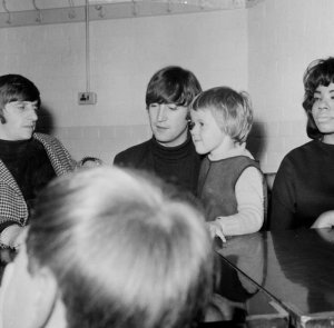 The Beatles (� ���� ����� �� ���� ������) �� �������� De Montford Hall � ������� � ���������� ����������� Karen Spenoe �� �����, �������, 10 ������� 1964.