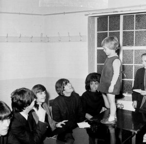 The Beatles (� ������������ ����� ������ ������ ���� �����) �� �������� De Montford Hall � ������� � ���������� ����������� Karen Spenoe �� �����, �������, 10 ������� 1964.