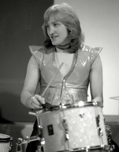���������� ������ Mott the Hoople ���� ������� ������� � ����-��-���, �������� �����������, ������� ������ � �������������� ����� ����-��-���. �� ����� � ������� ������� ������ � ������� ���������� Mott the Hoople ��������� �������, � ������ � ��� ����� ������� �������� ��������. ������� ����� � ������ Doc Thomas Group. ������ ������� �������� �� Shakedown Sound, � ����� �� Silence. � 1969 ���� ��� ��������� � ������, � � �������������� ���� ������� � ���� 1969 ���� ���� ���������� ������ Mott The Hoople.
