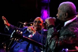 US soul legend Solomon Burke, left, and legendary US-american bluesman B.B. King, right, perform on the Auditorium Stravinski Hall stage during the 39th Montreux Jazz Festival in Montreux, Switzerland, late Monday, July 4, 2005