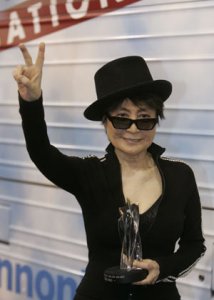 <-- Musician Yoko Ono poses with a Music For Life award during the unveiling of the new John Lennon Educational Tour Bus at the Consumer Electronics Show (CES) in Las Vegas, Nevada Jan. 7, 2008. The mobile recording studio provides students with a free, hands-on opportunity to make music, produce video projects, and make digital photos.