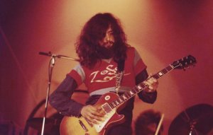 Легендарный гитарист Led Zeppelin Джимми Пейдж столкнулся с новым иском — по информации NME на этот раз из-за авторских прав на ранние версии культовой композиции «Dazed and Confused», исполнявшейся группой The Yardbirds. Легендарный гитарист Led Zeppelin Джимми Пейдж столкнулся с новым иском — по информации NME на этот раз из-за авторских прав на ранние версии культовой композиции «Dazed and Confused», исполнявшейся группой The Yardbirds.