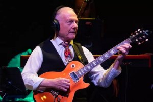     King Crimson         .            The Orchestra Of Crafty Guitarists.        ,    .       .    ,  ,  .          .
