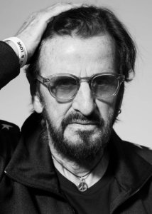 7 июля 2025 года Ринго Старр, культовый барабанщик The Beatles и один из самых узнаваемых музыкантов в мире, празднует свое 85-летие. Несмотря на почтенный возраст, он остается активным артистом и символом позитива, продолжая вдохновлять поклонников по всему миру. 7 июля 2025 года Ринго Старр, культовый барабанщик The Beatles и один из самых узнаваемых музыкантов в мире, празднует свое 85-летие. Несмотря на почтенный возраст, он остается активным артистом и символом позитива, продолжая вдохновлять поклонников по всему миру.