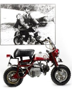  ��������, �������������� ����� �������, ��������� �� �������, ��������  Clash Music . ��� ��������� � ����� ����� &pound;30 ���.  ���������� Honda Monkey/Trail Bike XUC 91H ����� ����� 4 ����� � ������������ ����� ���������� � ��������������. ������� ���������� H&H Classics.  ���� ����� ���� �������� � ����� 1960-� ����� ��� ������������ �� ������ ������ � ������. ������� Honda ����� �� ���� ���������� ����������.  � ����� ��������� ������� �������� �������� ��������� � ���������� �����: &laquo;Everybody's got something to hide except for John and his monkey bike...&raquo;