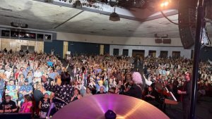  ����� ����� � ��� All-Starr Band  ���������  � Kiva Auditorium � ����������. ������� ������ 8 ���� � ������ �������� ������ ���������.  ����������� ����� ������� � �������� ���� 16-�� ������� All-Starr Band. ��� �������� 12 ��������� � ��� � ����.  � ������ �������� ��� �����  ������  �������: &laquo;������ ������� � ���� ���� ����� ���� �� ���� �����&raquo;. � ��������� ���� ���� ������ �����, ������� ����� ������ � ����� ���������� All-Starr Band.  ��������� ������� ������ � �������� ����� &laquo;Sgt. Pepper&rsquo;s Lonely Hearts Club Band&raquo;. ���� ���������, ������� � ������� ��� ������ ������� ���� ���������, ������� ����������� ������� �� ����������� ��� ������ ��������� ����� ��������, ������� ��������� &laquo;��� � �����&raquo;.  �������� ����� ������, ��� ����� ���������� &laquo;����������� ���&raquo;: &laquo;� 86 ��� �� ��� ��� ������� ��� ���, ����� ��� 20&raquo;.  �� ����� �������� ��� ����� ��������� ������ �� �����, �������, ��� ������������ � ������� ������ ����� ���. ����� ���������� &laquo;With a Little Help From My Friends&raquo; � �������� ����� &laquo;Give Peace a Chance&raquo;.  ���-����:   &lsquo;Matchbox&rsquo;  It Don&rsquo;t Come Easy  &lsquo;Rosanna&rsquo; (Steve Lukather)  &lsquo;Pick Up The Pieces&rsquo; (Hamish Stuart)  &lsquo;Down Under&rsquo; (Colin Hay)  &lsquo;Boys&rsquo;  &lsquo;I&rsquo;m The Greatest&rsquo;  &lsquo;Yellow Submarine&rsquo;  &lsquo;Cut The Cake&rsquo; (Hamish Stuart)  &lsquo;Octopus&rsquo;s Garden&rsquo;  &lsquo;No No Song&rsquo;  &lsquo;Choose Love&rsquo;  &lsquo;Overkill&rsquo; (Colin Hay)  &lsquo;Africa&rsquo; (Steve Lukather)  &lsquo;Work To Do&rsquo; (Hamish Stuart)  &lsquo;I Wanna Be Your Man&rsquo;  &lsquo;Who Can It Be Now?&rsquo; (Colin Hay)  &lsquo;Hold The Line&rsquo; (Steve Lukather)  &lsquo;Photograph&rsquo;  &lsquo;Act Naturally&rsquo;  &lsquo;With A Little Help From My Friends&rsquo;  &lsquo;Give Peace A Chance&rsquo;
