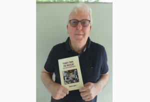  ������ �������� ���� ��������� ������ �����  �������  ������� &laquo;Bigger than The Beatles: Sixty Years in Showbusiness&raquo;. � ����� �� ������������ � 60 ����� � ����������� �������, � ��� ����� � ������ � ������ � 1987&ndash;1993 �����.  ����� ������ � ���� ���� ����� �������� ������ � Polydor. �� ������ �������, �� ��������� ��������� ����: ����� �������� �������� � ������� ����� ������. ��� �������� �������������� ���� � ������� ��������.  ����� ����������, ��� �������� ��������� ������� ��������� �� ����������. � ���� ������� �� ��� ����� ��� ������� � �����������, �� ������� ����, �� ��� ������, �������� &laquo;���������� ������&raquo;. �� ������ �� �������������� �������� �������� � King&rsquo;s Dock � ��������� � �� �������� &laquo;��������&raquo; � ���-��-�������.  �������� ����� ������ ��������� ������ � ��������� � ��� � 1990 ����. �� ��� ������, ����� ����������� �� &laquo;��������&raquo; ��� ��� ������ ��� ����� &laquo;Bigger than The Beatles&raquo;. ��� ���� ����� ������������, ��� ����� �� ������ � ����: �� ���� ������� �� ����� ������� ��� ����������� � ������� ���������, ���� ��������, ������� ���� � ������� ���������.  ��������� ������ � ��������� ����������� ��������. ������ �������� �������, ��� ��� &laquo;�����������&raquo;, �� ������ ������ ����� ���� ���. ��� ���� �� �������� �������� �������� � �������� �������������� ��������� ��������������� ��������.