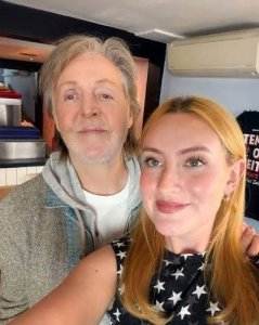 Для этого интервью Амелия Димольденберг пригласила Пола Маккартни в обычную забегаловку (Temple of Seitan, 43 Parkway, NW17PN) поесть жареную картошку и наггетсы (это - фишка её канала). Более чем полувековая разница в возрасте между блогершей и музыкальной легендой не помешала милой, непринуждённой болтовне между ними за коробкой вредной еды, для разнообразия. Для этого интервью Амелия Димольденберг пригласила Пола Маккартни в обычную забегаловку (Temple of Seitan, 43 Parkway, NW17PN) поесть жареную картошку и наггетсы (это - фишка её канала). Более чем полувековая разница в возрасте между блогершей и музыкальной легендой не помешала милой, непринуждённой болтовне между ними за коробкой вредной еды, для разнообразия.