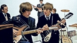   ��������� ����������   ����� &laquo;A Hard Day&rsquo;s Night&raquo;, �������� 10 ���� 1964 ����, ����� 60 ���  ���������� ���������� ������ ������ ��� ���������� ������������� �������� . ��� ������ ������ ��� � �� ������� ������������� ��� � ��������.  ���� �� ����� ���������� ������ � ������� ���� ������������� �������� ����� ����� ����������, �������������� � ����������� �����. ���� ������ �������� � ������ ���� ��-������� ����������� � ���, ��� ������ �� ������. � ��������� ���������, ����� ������� � ������� ������� ��� ��� � �����, ������������ ��������� ��� �������, ��������, ��� � �� ���������.  �������� ��������� ��, ��� ����, ������� ��������� ������������ ��� ���� ������, �� ����� ���� ������������ �� ������ ����� ���������� ������������ &mdash; ���������� �������, ������������������� Gibson J-160E �������, 12-�������� ������������� Rickenbacker 360/12 ��������� � ���� H&ouml;fner ���� ���������. � ��������� �������� ������ ������� ������ �� ���������, �� ��� �� ����������� ��������� ������, ������ ��������� ������������� ���������� ���������� ���������� ����������.  &laquo;�� �����, ��� ��� ����� ����� ��������� � �����, � ������ � �����������, ������� ��� �������� �������� ������� � ���������� ������, &mdash; �������� ������. &mdash; ������ �������� ������ ������� ��������&raquo;.  ��� � �����. ������ ����� ����� ����������� ���� ������ ��-�������� ������ ��������� ������ ������� �� YouTube, ������� �������� ��� ������. � ���� �� ������ ��������� ������������ ���� ������� ��������� �� ��������� ������� &laquo;Guitar Player&raquo; ��� � 2005 ���� &mdash; �������� �� ��� �� ������������ ������� YouTube ��� ������� �������.  �� ��� ������������ ������ ������ ������� �. �����, ��������� ���������� � ����������� ������������ �������� � ���������. �� �������� �������������� �����, ��������� ��� �������������� �����, ����� ��������� ������ �� ������������ �� �������.  ��� �������� �����, � ����� �� ����� ���������������� � �� ����� ����������� ���� ������ ����������� �� ��� G, D, F, C, D � G, ��������� �� ����� ������. � �������� �������� &laquo;The Beatles Complete Scores&raquo; ������������ ������ ������: �������� ������ �� 12-�������� Rickenbacker ���� G, D, G, C, D � G, ������ �� ����� ������������������� Gibson &mdash; D, G, C � G, � ��������� ����� �� ���� ������ D.  ����� ��������� ��� ������, ����� ��������������� ������������� �������� ������ �������. �������� � ����� �������������� �����, �� �������� �������� 48 ������ � ���������� ���������� �� ���������� ��������.  ������ ������ 23 ��������� ���� � ��������� ����� ���� �����: A2, D3, F3, G3, A3, C4 (�� ������ ������), D4, G4, A4, C5, D5, G5, B5, C6, D6, E6, F#6, G#6, A6, D7, E7, F7 � G7.  &laquo;������ �������, ������ ����� ���������������� �������� ����� ������� �� ����� ���� �������, &mdash; ����� �����. &mdash; � ������ �� ��� ������������ ������ G2, �� ������ ������ ���������� ����������� �� �� ����������. ������ �������, � ���������, ��� ���� �� ������, ��������������� D3, ������� ���������; ��� ��������� ������������, ��� �� ���� ��� ���������. �� ��������� ������ ���� ���������� ���� ��������� � 12-�������� ������� ���������, ���� ���� ��������� ����, ��������� �������� �� �������������&raquo;.  � �������� ����� �����������, ����� �������� �������� �� ����, ��� ���� ���� ������� ������ ������.  &laquo;��������� �����������, � ���������, ��� ����������� ���������� ������������� ������ �������� � ���������, &mdash; ����� ��. &mdash; ������� &mdash; ���������� ��� ������������� ����: ��� ������� �� ��������&raquo;.  ����� ������ �� ���� ������ �� ��� �������, ��������� �� ���������� ������������� ��������, � ����� ������ ���� ���� �� �����-������ ����������� ������������. �� �� ���������, ������ ��������� ���������� ����� �� ����� ��� �������������: ��� �������� ������� �� ����� ������ ��, ��� ���������� ����������� ����������� �������������.