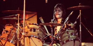  ����� ����, ����� �������� �������� �� ������� � ZZ Top,  ���� � �������� 77 ��� . �������� ��������� 17 ������� �� ����� ����� � ��������, ���� �����, ��� ������� ������������ ������. ����� � ��� ���� �����.  � ������ ����� ������ �������� 18 �������. ����� ������� ������ ��� ������� ������ � ����������, &laquo;��������� ����� ������&raquo;. �� ������ ��������, ����������� ���� ����� ��� ����� �� ��������� ������������ �������� ZZ Top.  ���� ������� 11 ���� 1949 ���� �� ����������. �� ZZ Top �� ����� � ���������� ������� �����������, � ��� ����� � American Blues ������ � ����� ������. � 1969 ���� ���������� ������������� � ������ ����� ��������, � ����� ����� �������� � ��� �����. ������������ ������ ZZ Top &mdash; �������, ���� � ���� &mdash; ���������� ����� ���� �����������, �� ������ ����� � 2021 ����.  ����� ������ ����� ��� ����� ����� ����� �������, � ���� ��������� ��������� � ZZ Top. � ��������� ���� �������� �� ��������� ��� ���� ������ ����������� ����������� � ���������. � ����� 2025 ���� �� �������� ������� ��� ��-�� ������� �� ������ � ������������. � ������ ������� 2026 ���� ZZ Top �������� ����������� � Hollywood Bowl; ������� ����� ��������, ��� ��� ���� ������� � ���������� �����.  ����� ��������� � ��� ������ ������ �������� �������� 18 ������� � ����-����-���� � 19 ������� � ��������-�������. ��� ���� ZZ Top �������� ���������� ��������. � ����������� ��������� ��������������, ��� ������ ����� ����� ����.  � ��������� �������� ���� ����� ������� � ���� �����.