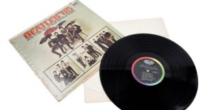  ��������� &laquo;Beatles &rsquo;65&raquo; � ����������� ����� �������, ���� ���������, ������� ��������� � ����� ������  �������  �� �������� Anderson & Garland � ��������. ���� ���� ��������� &pound;15 ���., � � ������ �������� ���������� �������� &pound;19,5 ���.  ��������� ��������� �������� ������������� �� ��������������.  ��������� ����������� �� ������� ����� 10 ����� 1965 ���� �� ����� �������� � ��������� �������� � ������ ����� ������ ������ &laquo;Help!&raquo;.  ��������� ������������ ���������� BOAC ������� ����, ���������� �� ���� �����. ����, ��� � ����� ����������� �� ������� �������, � ������ &mdash; �� ������� �������.  ���� ����� ��������� ���������� ��������� ���� ������� ������. ������������ ��� �������, � ������ ��� ��������� � ����� The Beatles Story � ���������.  ��������� ���������� � ����� ���� ����� 60 ���, ����� ���� ���� �� ������� ������ ��������� ������� �� �����.